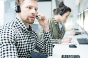 contact center w małej firmie dzięki telefonii voip. 2 pracowników przy wirtualnej centrali telefonicznej.